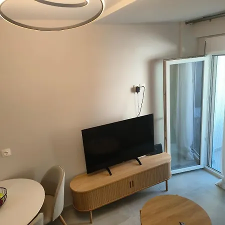 Apartment Perfect Strangers D1 *